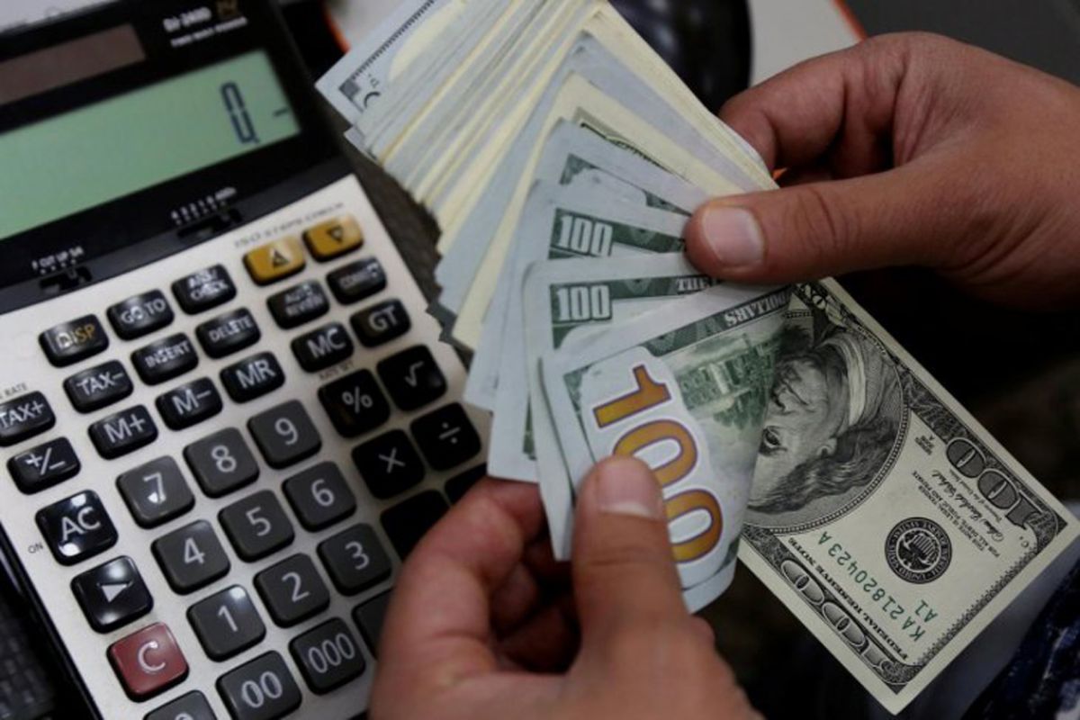 Dolar jatuh setelah Bank Sentral AS pertahankan tahan suku bunga