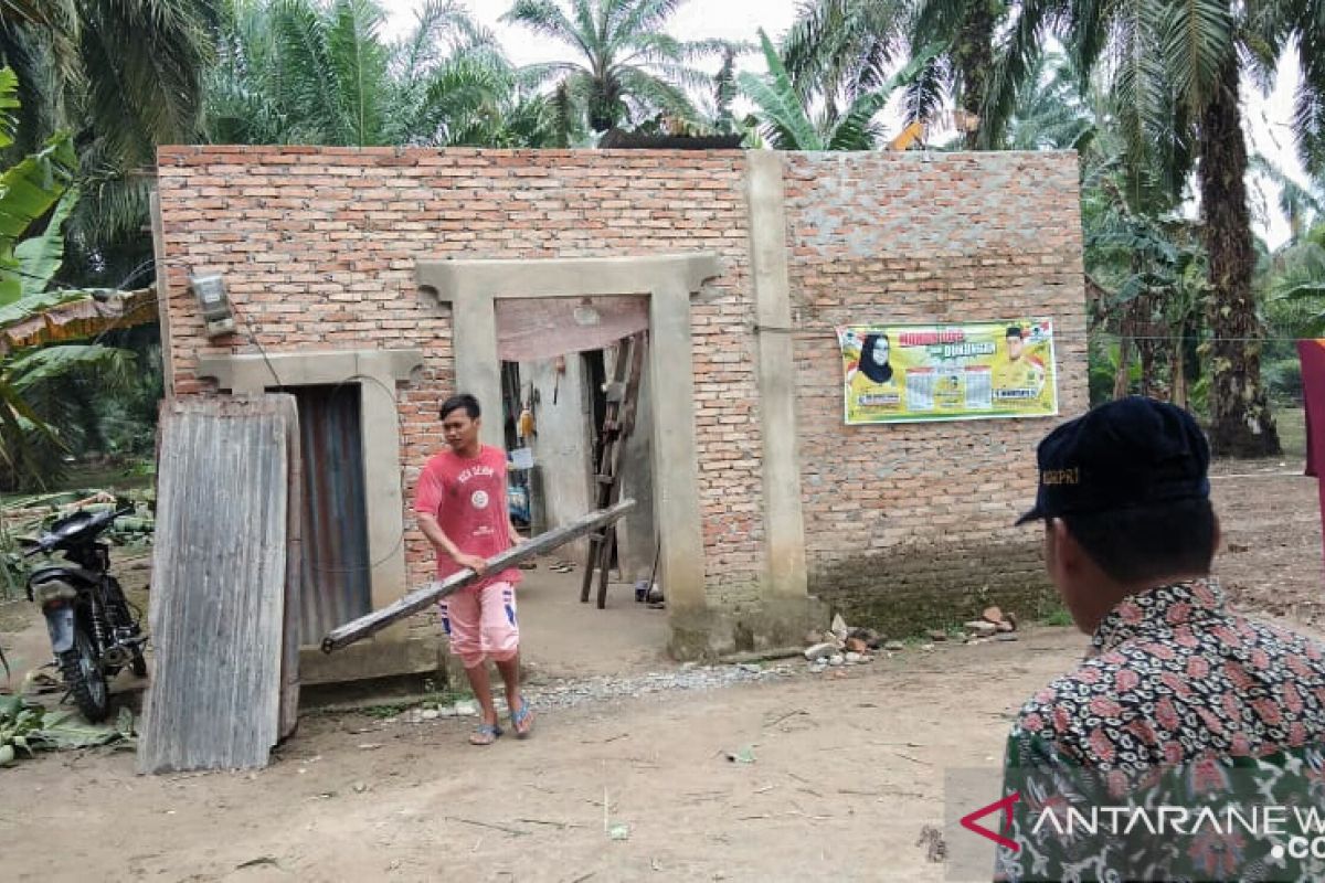 Puting beliung  landa Labura,  seorang tewas dan puluhan rumah rusak