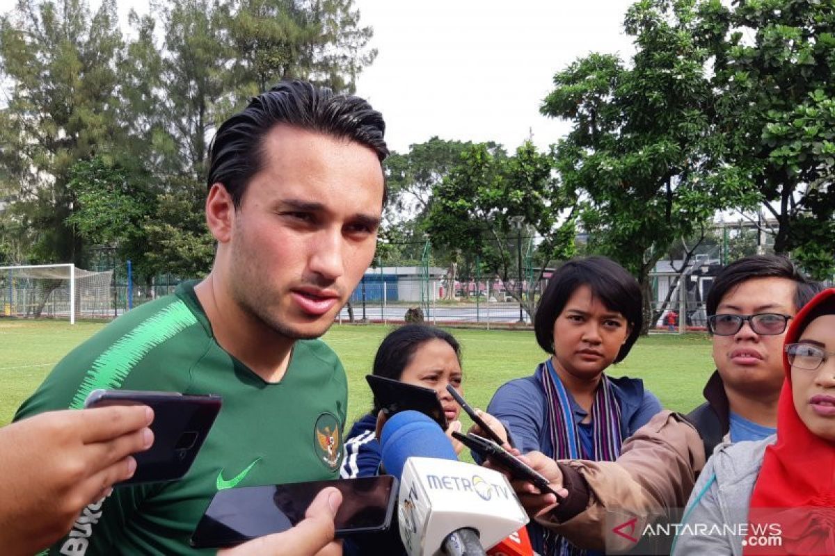 Terpaksa Ezra Walian duduk di bangku penonton