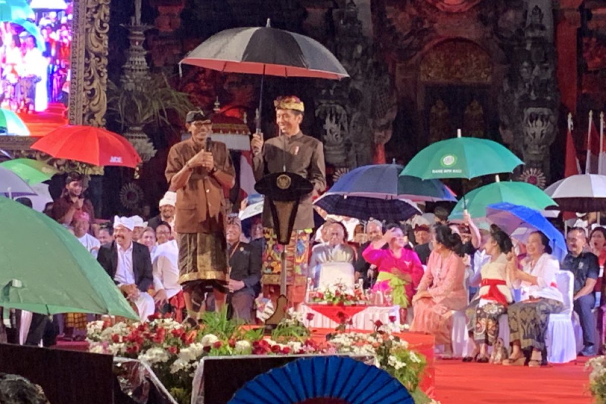 Jokowi greets Balinese in local language amidst pouring rain