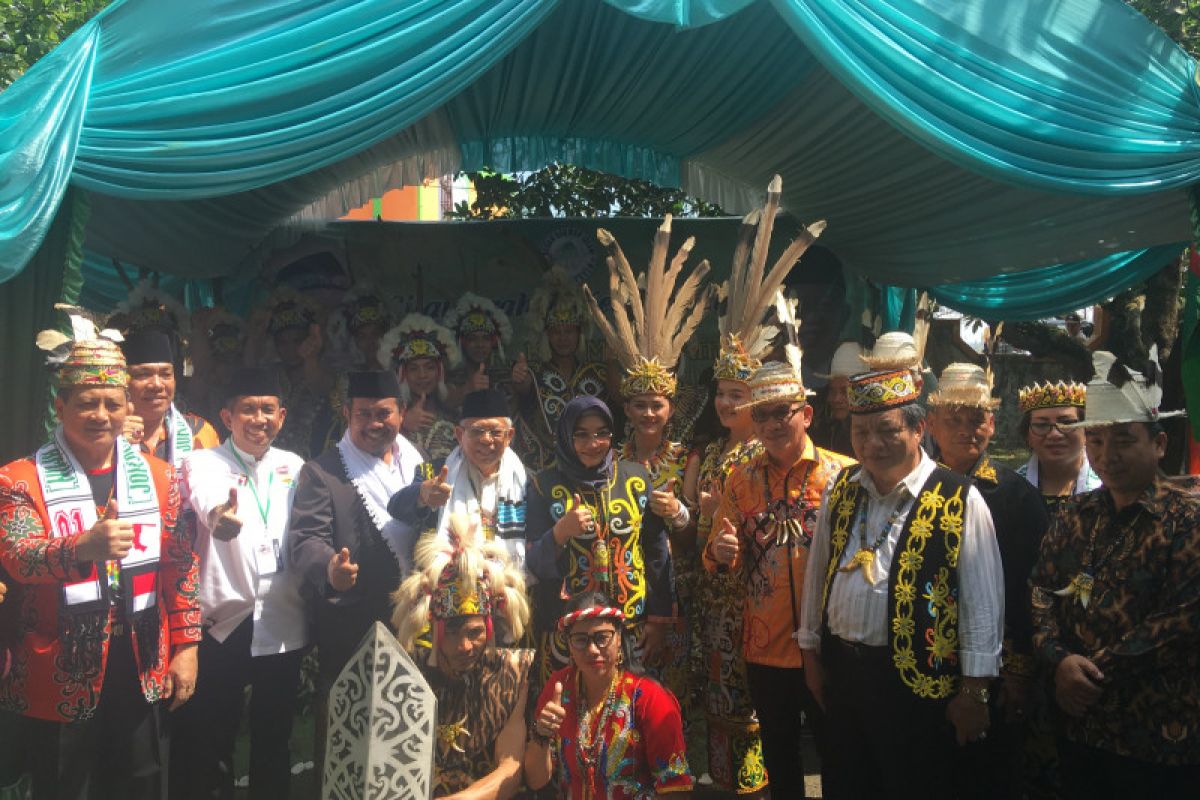 Ma'ruf Amin dianugrahi gelar masyarakat Dayak "pemimpin yang bijak"