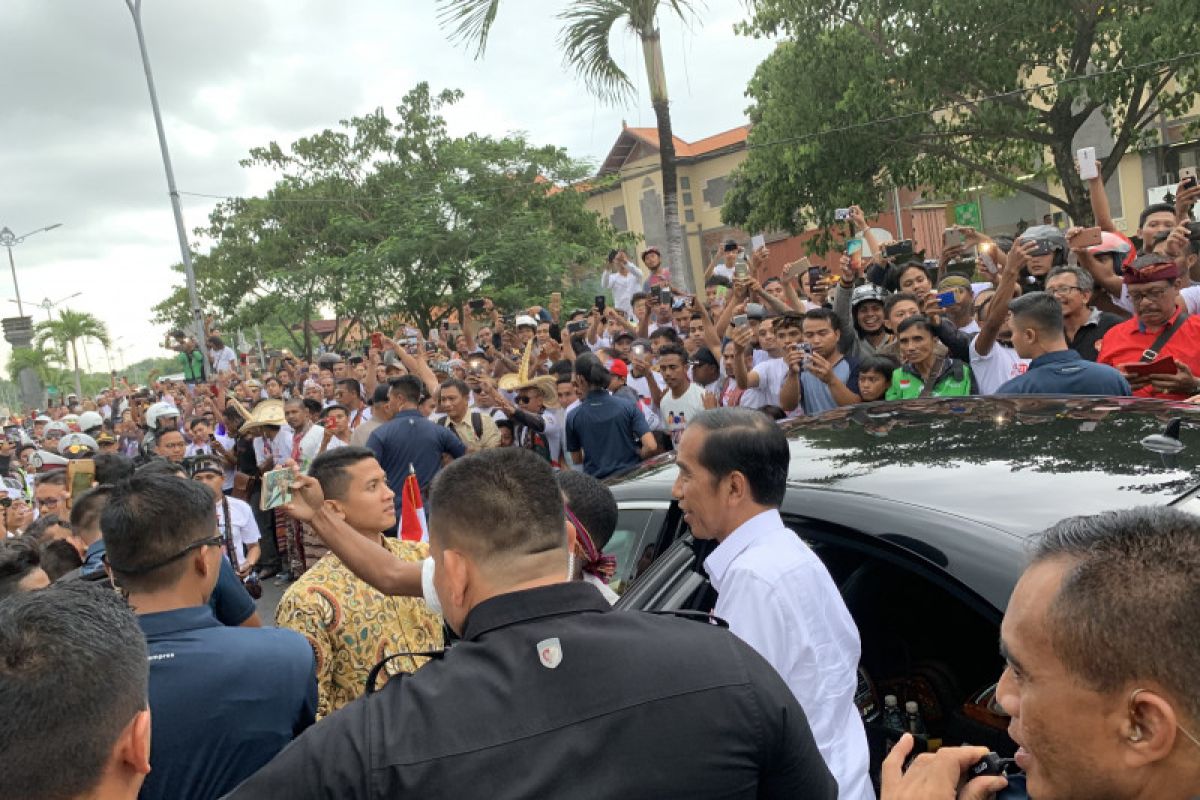 Presiden tiba di Bali langsung diserbu seribuan warga