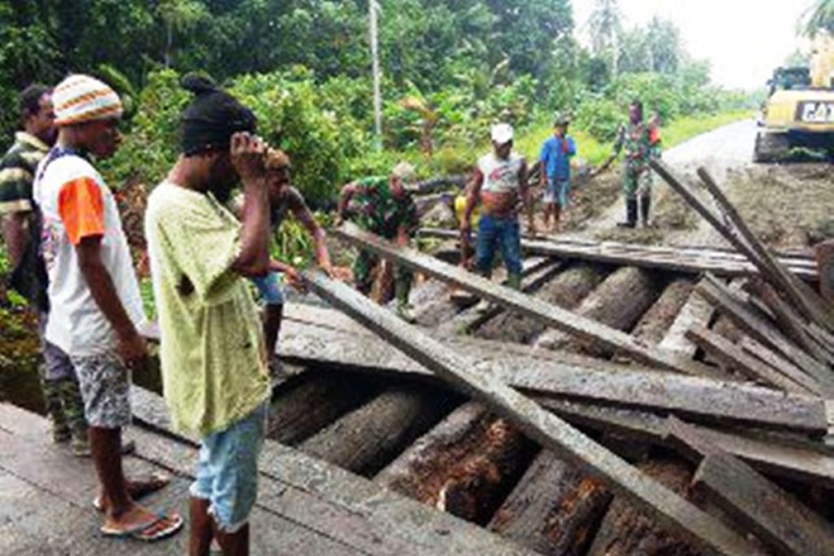 Jembatan diterjang banjir diperbaiki bersama TNI-warga Sarmi, Papua