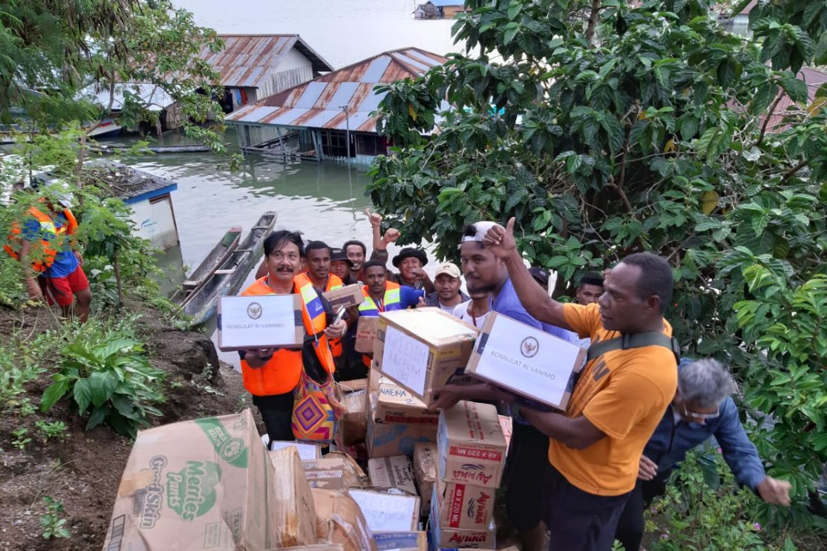 Polisi salurkan bansos bagi korban banjir di Dondai-Kwadeware