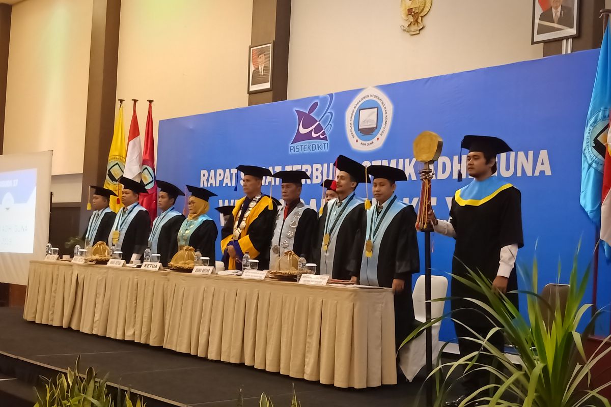 Ini dua wisudawan terbaik STMIK Adhi Guna: Orang tua meninggal dan kuliah sambil kerja