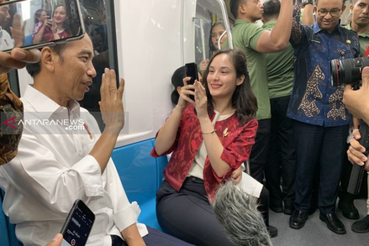 Jokowi ngevlog bareng Chelsea Islan di MRT