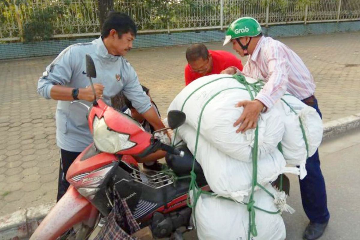 Indra Sjafri bantu warga Vietnam yang kesulitan dengan barang bawaannya