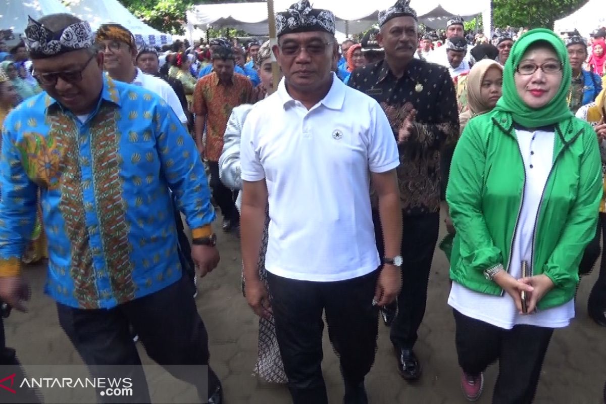 Kemendikbud targetkan 155 ribu guru honorer jadi PNS (Video)