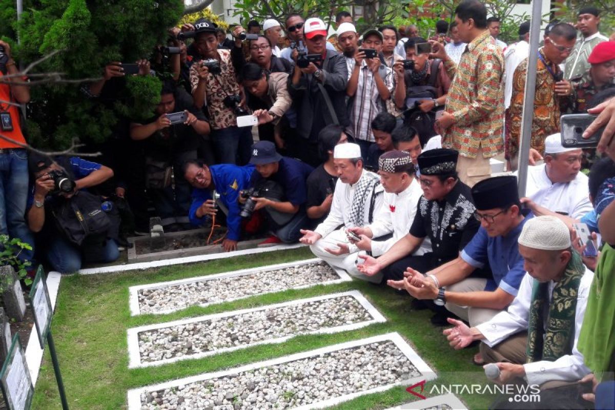 Sandiaga Uno Ziarah Makam KH Ahmad Dahlan