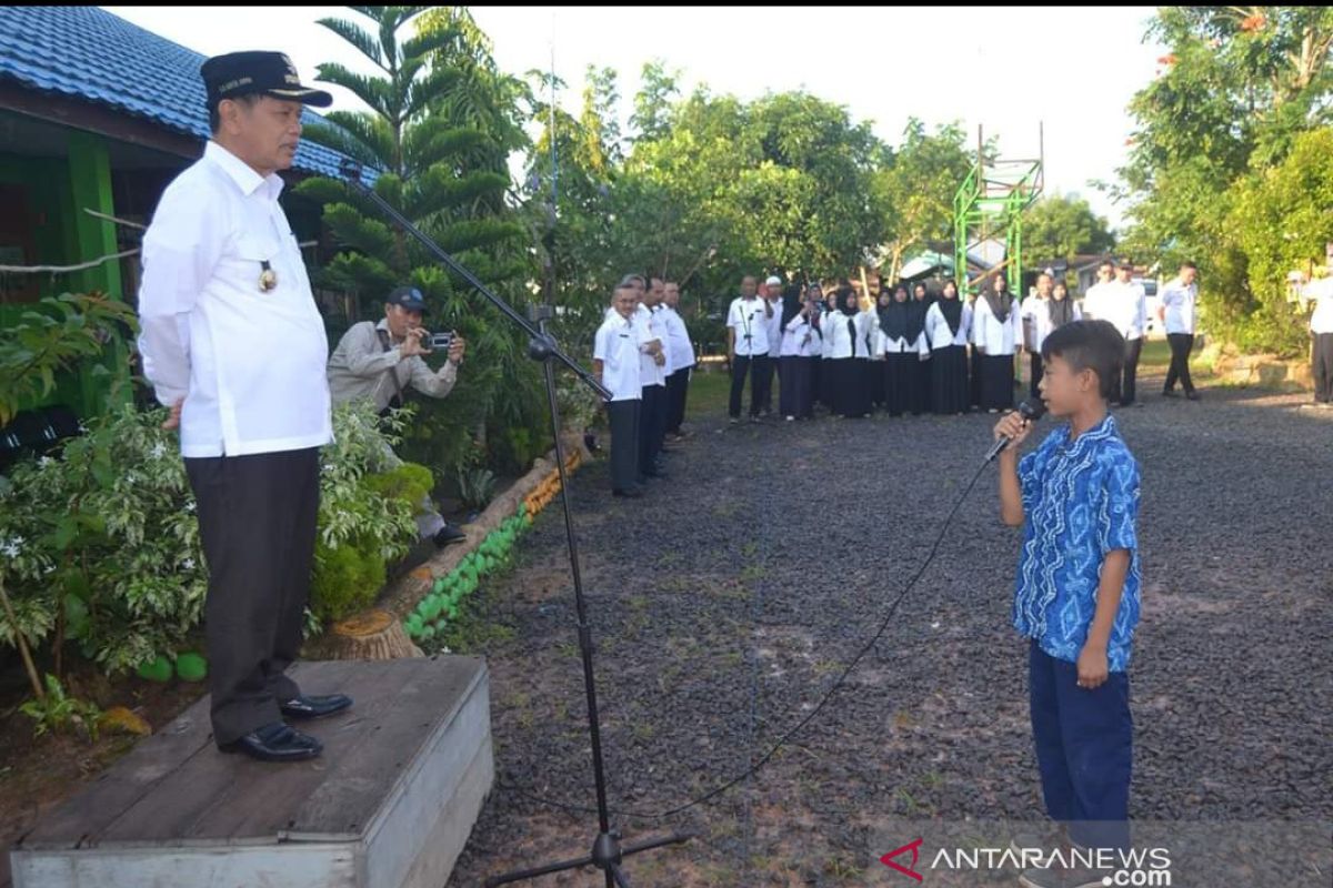 Regent Tapin motivates students to face national exam