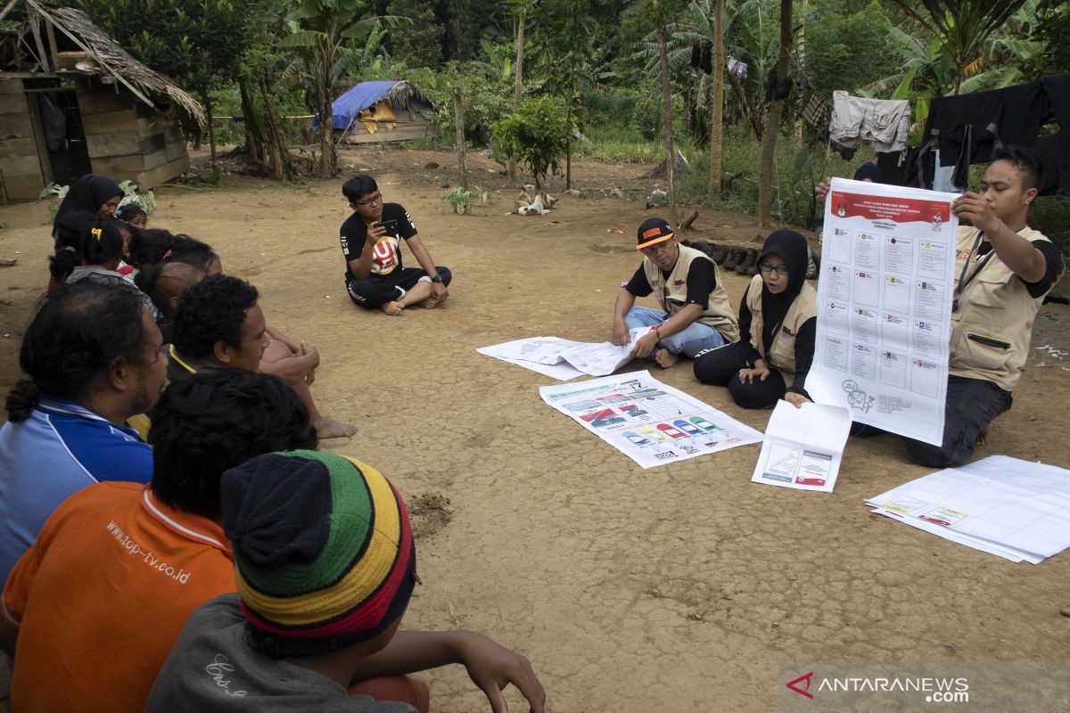 Relawan Demokrasi Sosialisasi Pemilu Kepada Suku Terasing Polahi