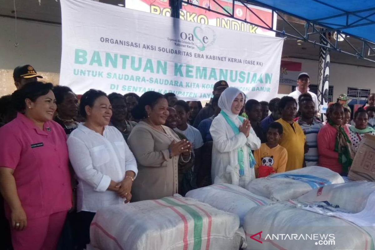 Ketua Bhayangkari ke lokasi banjir bandang di Jayapura