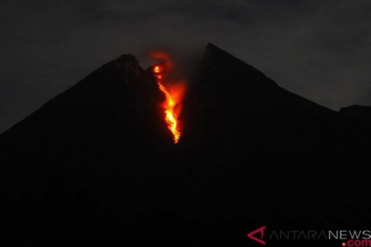 Semburan lava pijar gunung Merapi sampai 300 meter