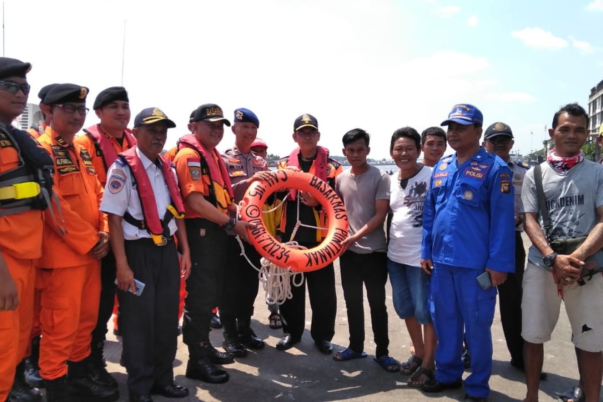 SAR Pontianak dan Dishub Kalbar edukasi masyarakat tentang keselamatan di perairan