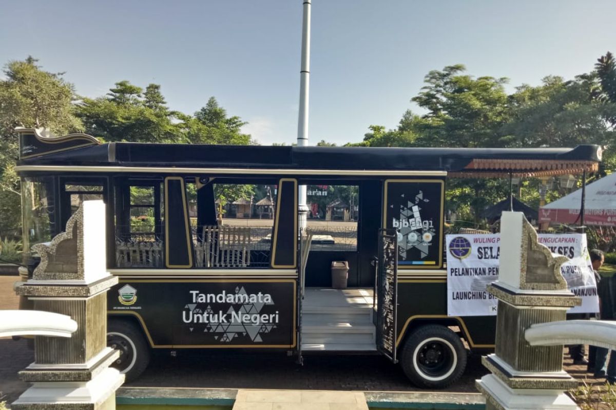 Bus wisata antar pengunjung keliling objek wisata Purwakarta