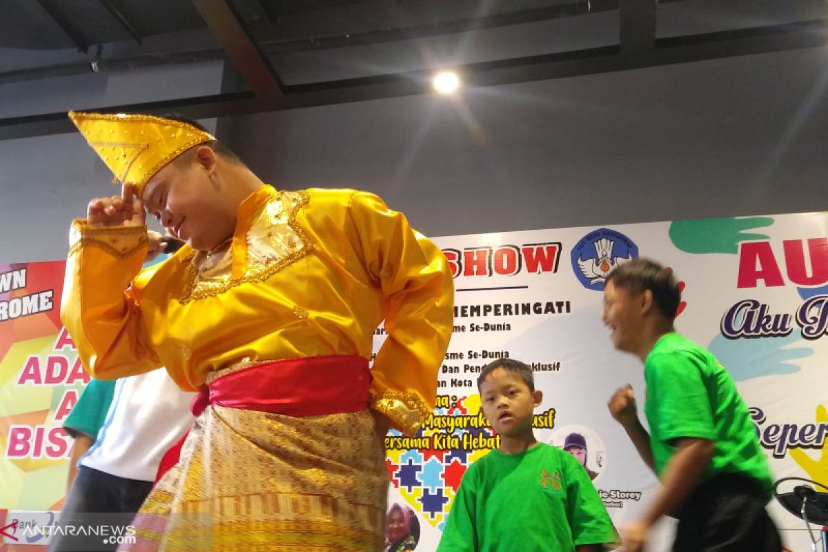 Penyandang  down syndrom unjuk kebolehan menari