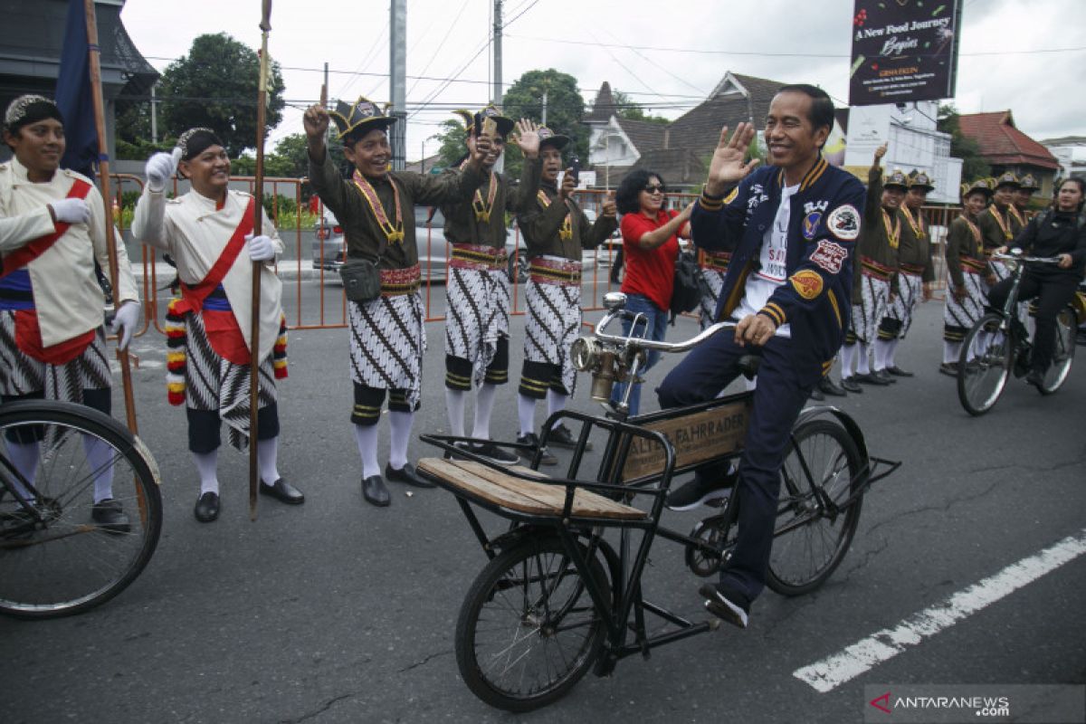 Agenda Jokowi di Jateng, awali hari dengan bersepeda di Borobudur hingga bagikan sertifikat