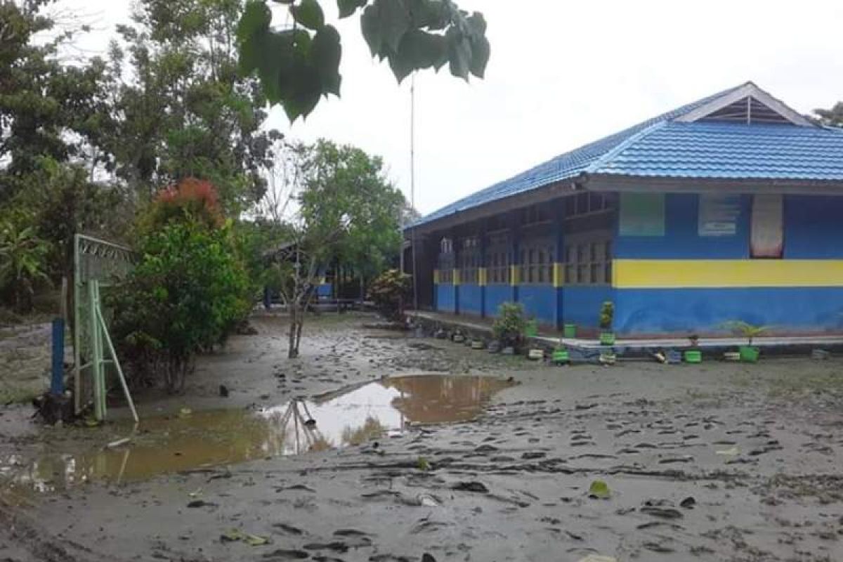 Sekolah tertimbun lumpur pascabanjir Sentani belum bisa beraktivitas