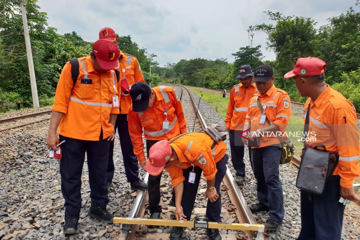 Pastikan Keselamatan Perjalanan Kereta Api, Kadiv Cek Lintasan KA Sepanjang 10 KM