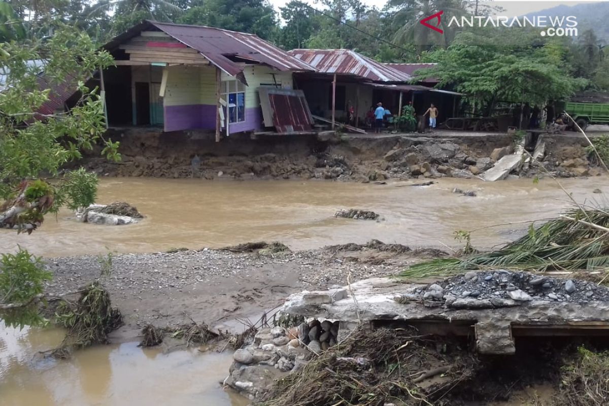 Tiga rumah hanyut terbawa arus banjir di Manokwari