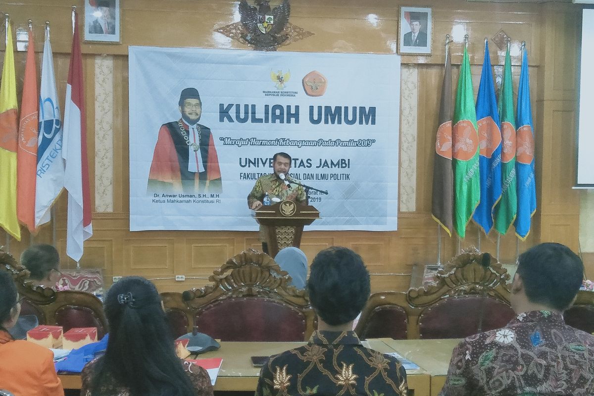 Ketua MK beri kuliah umum di Universitas Jambi