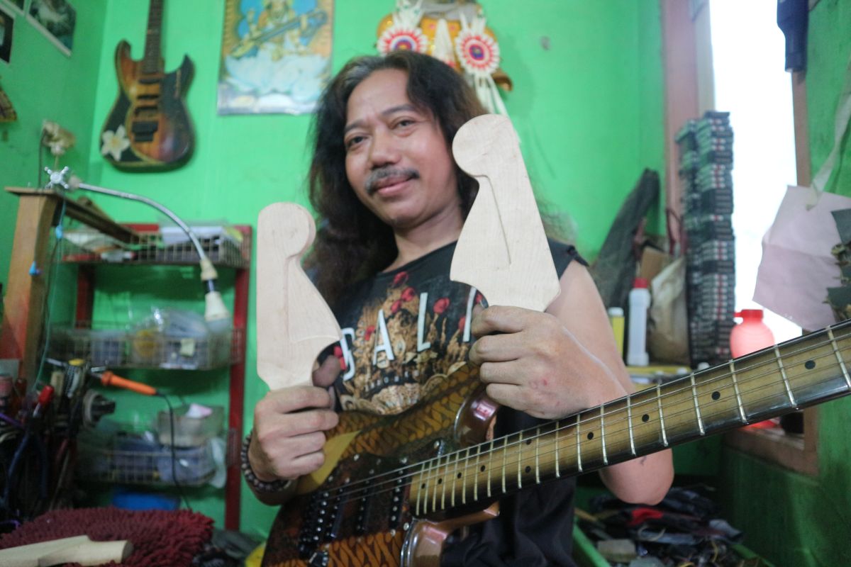 Putu Sudarsana sang "penyelamat" gitar musikus nasional