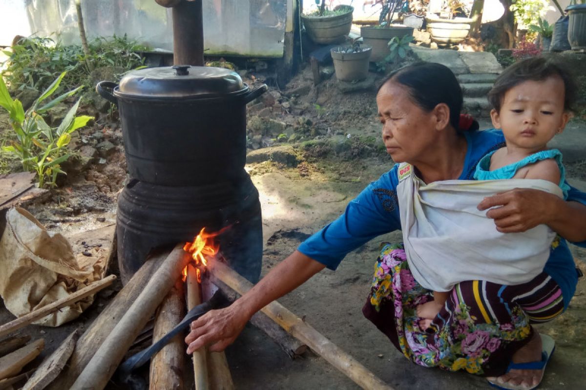 Warga Mesuji Lampung Memasak Pakai Kayu Bakar karena LPG Langka