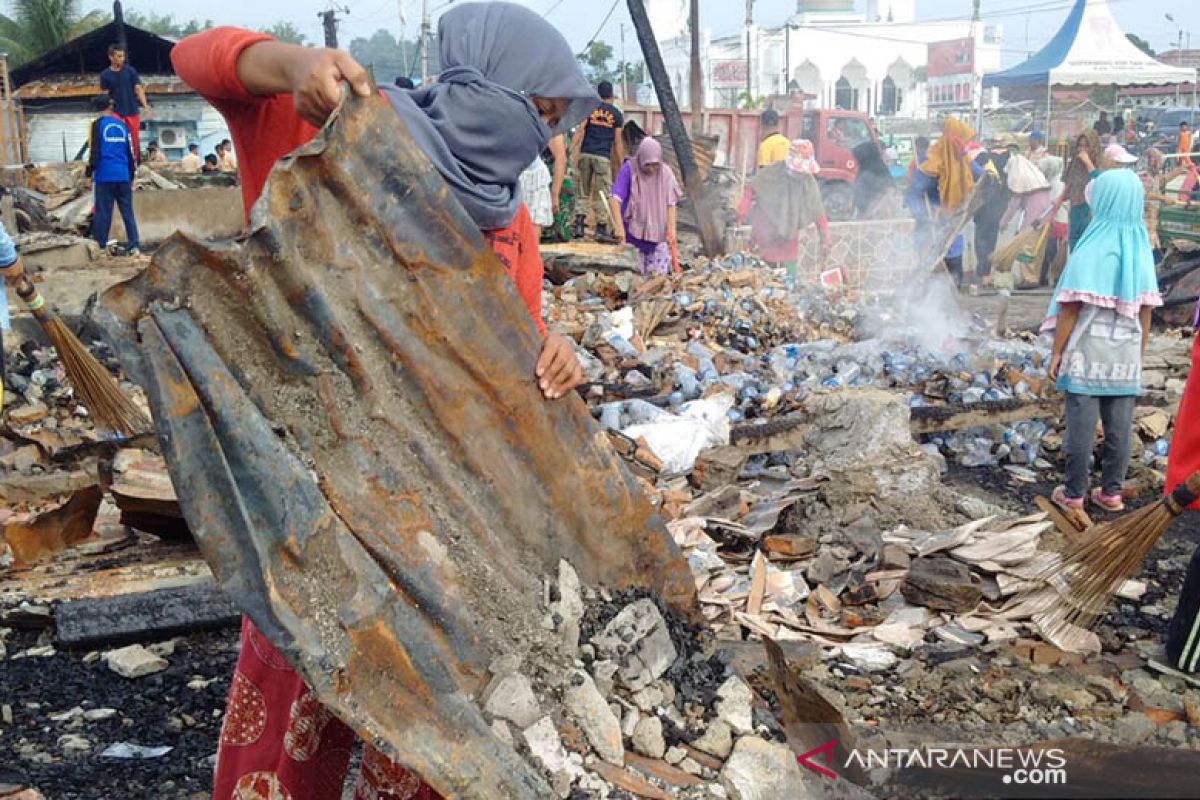 50 ton sampah bekas kebakaran di Sinabang di bersihkan