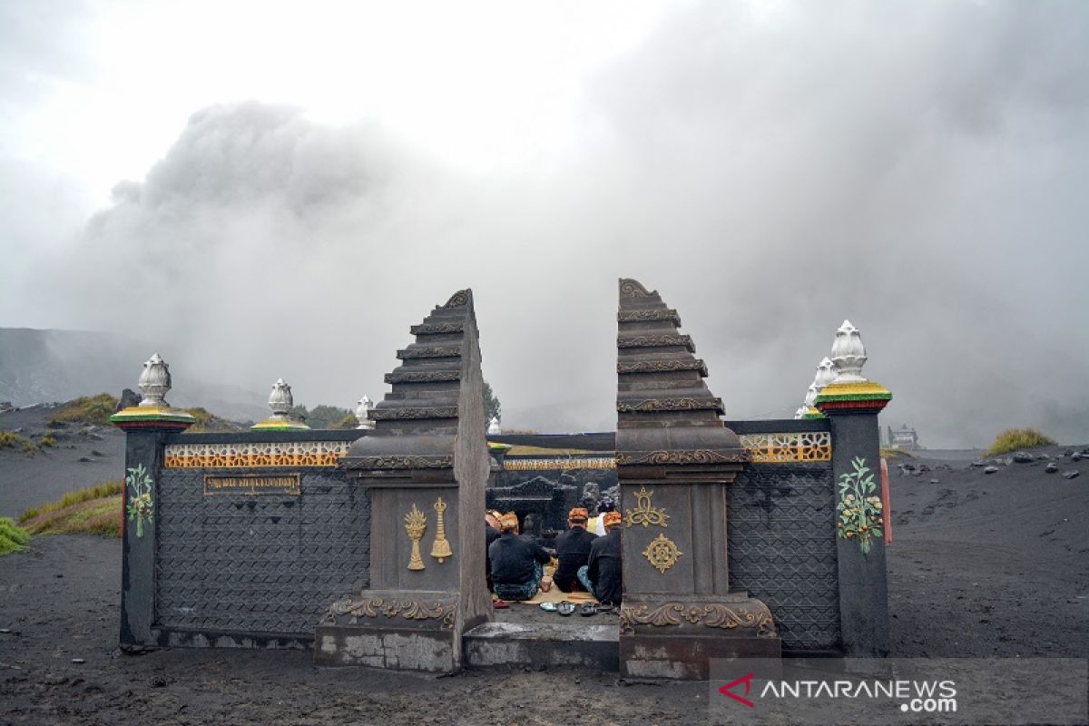 Merawat demokrasi di puncak Bromo