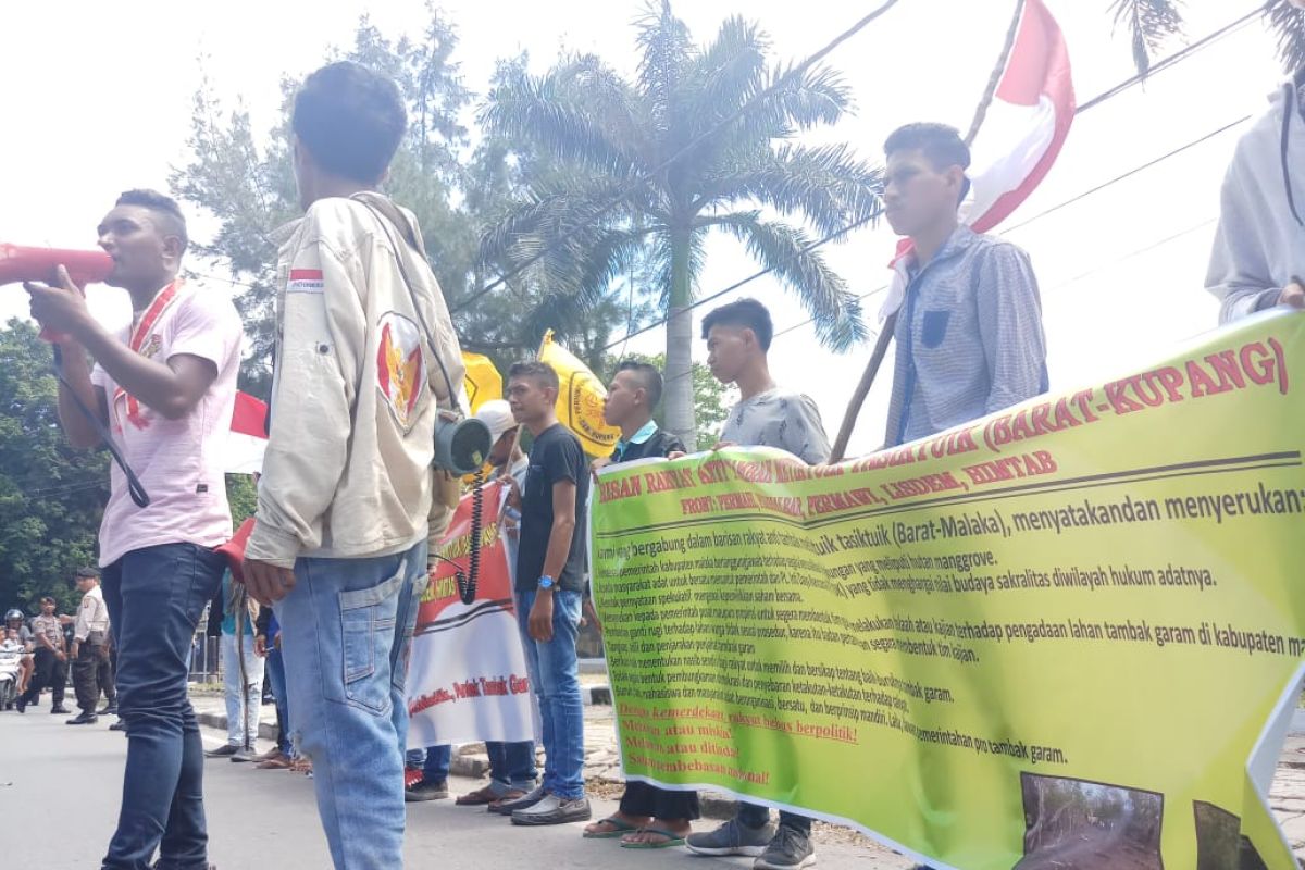 Warga Protes Pembangunan Tambak Garam Korbankan Hutan Bakau di Malaka