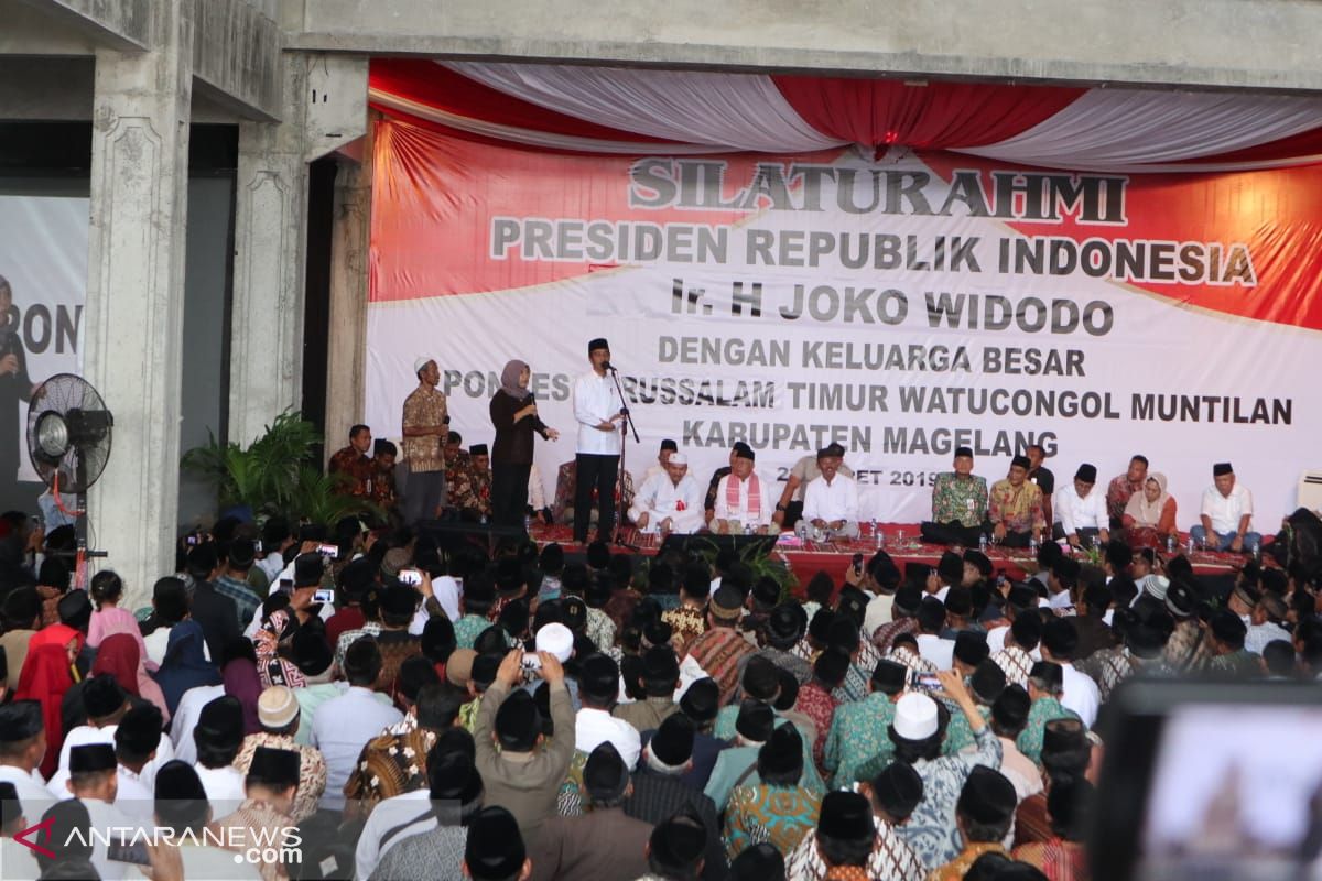 Presiden Jokowi kaget karena dipanggil kiai oleh seorang warga