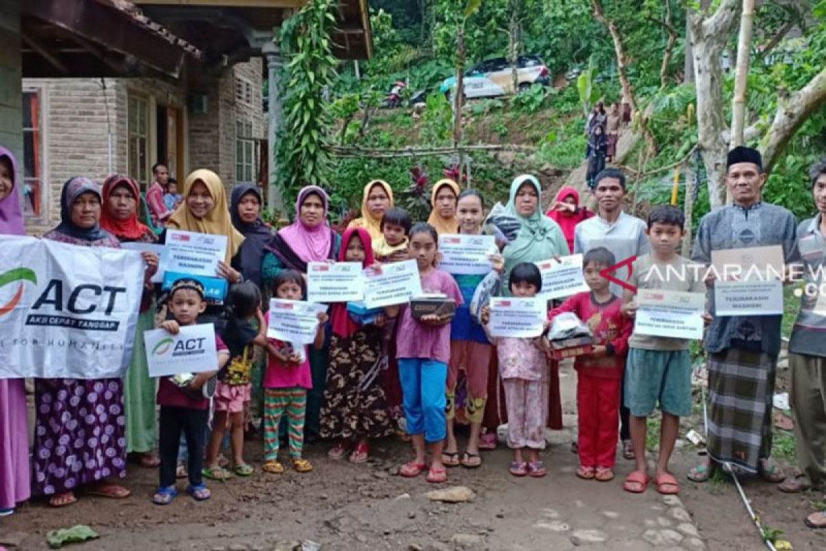 ACT salurkan bantuan sepatu bagi pelajar terdampak banjir di Lampung