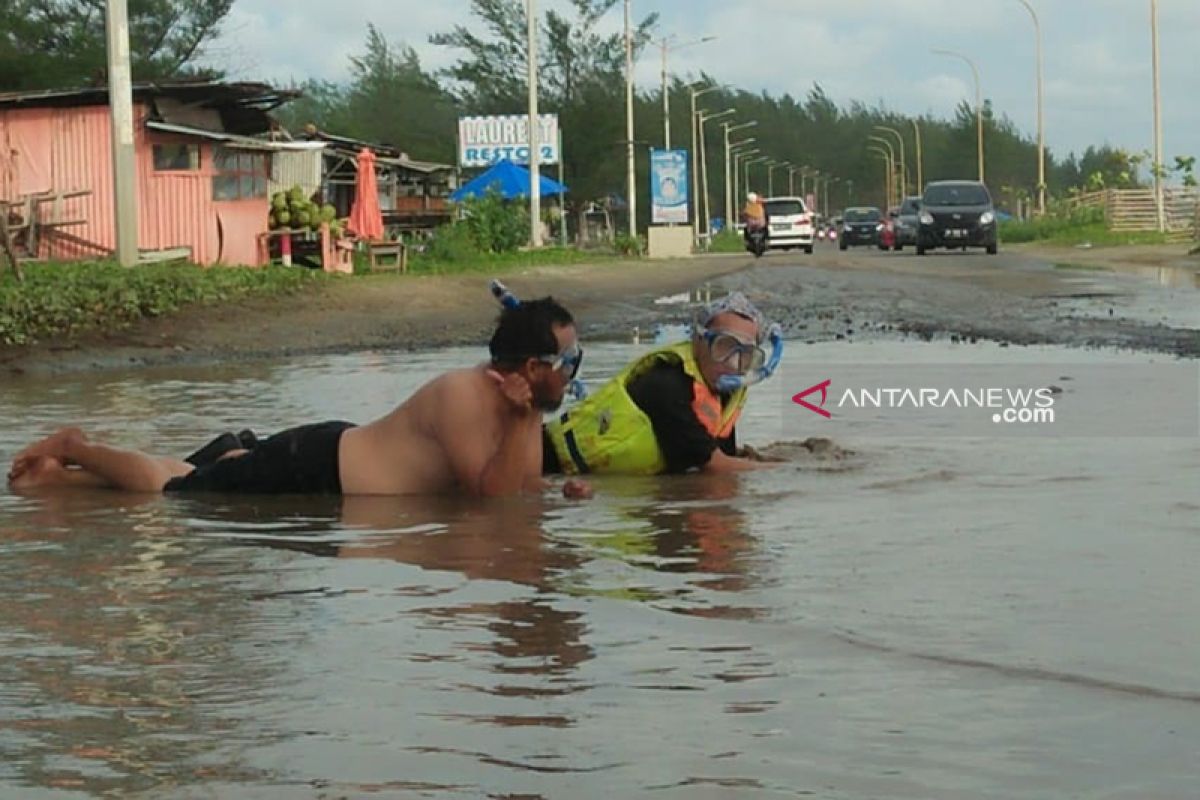 Warga Berkas berenang, protes jalan berlubang