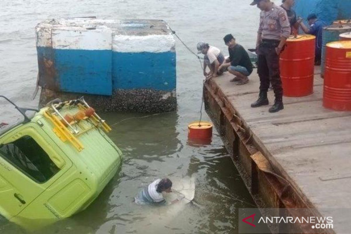 Truk Tercebur di Laut Penajam, Tergelincir Dari Feri