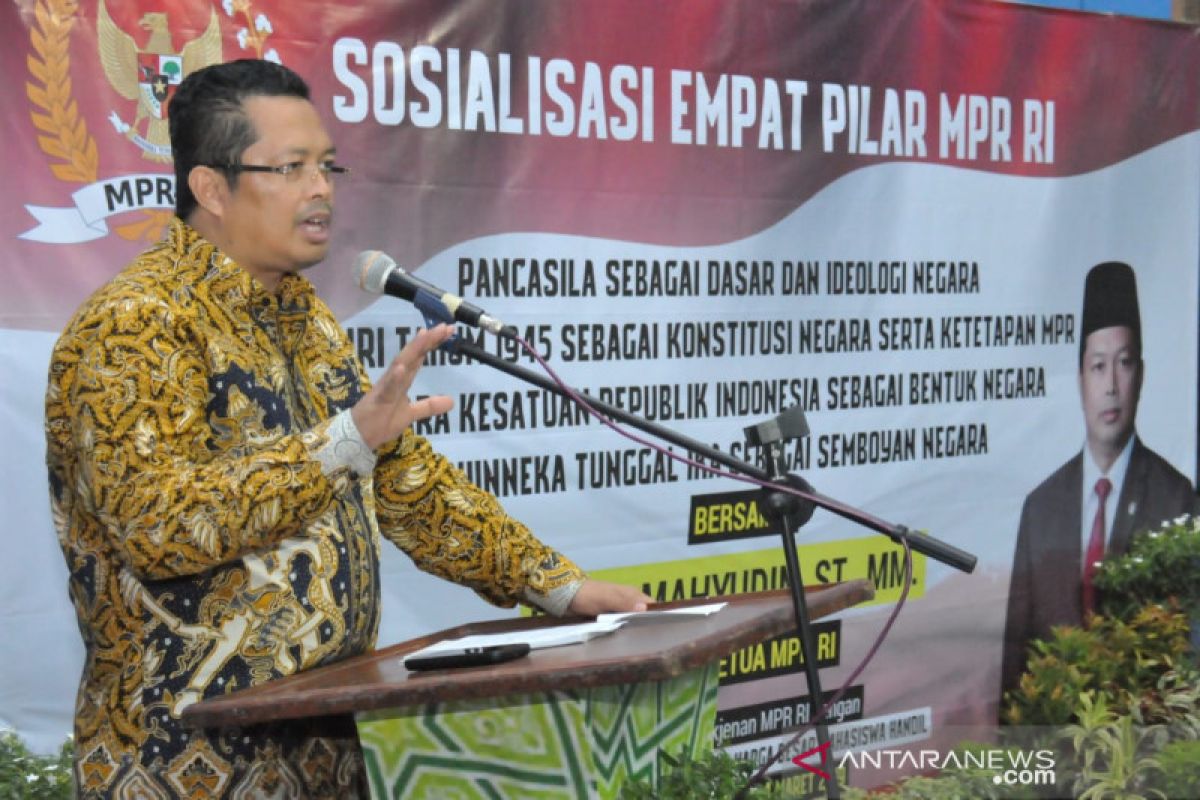 Mahyudin memberikan motivasi kepada milenial