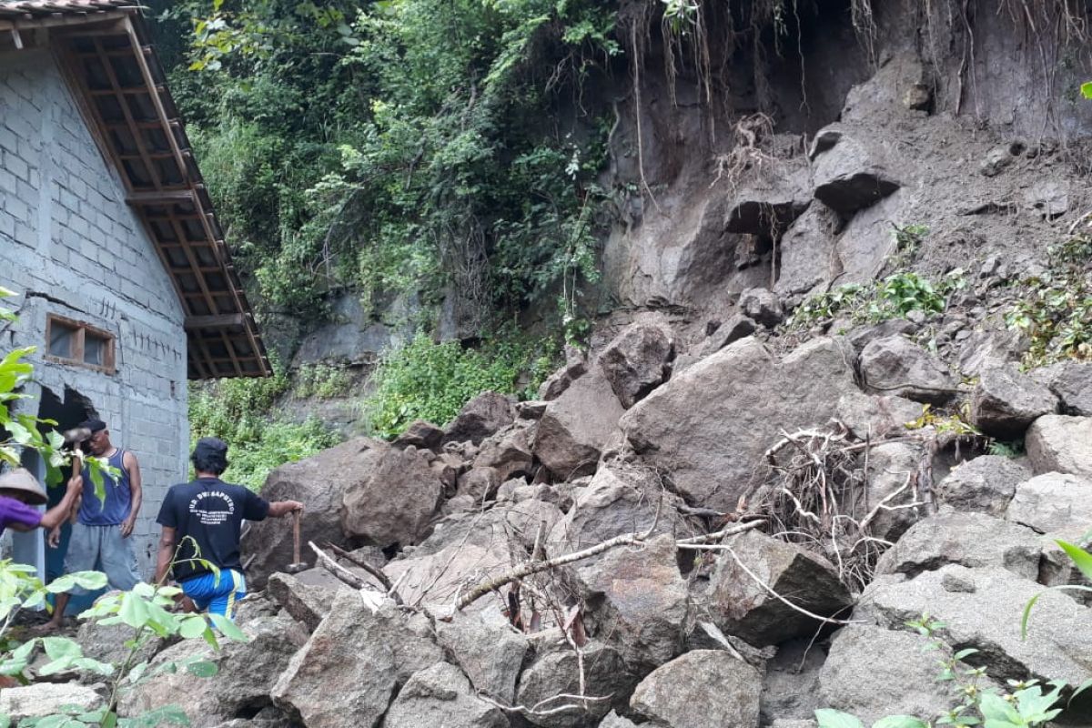 Longsor di Prambanan timpa satu rumah