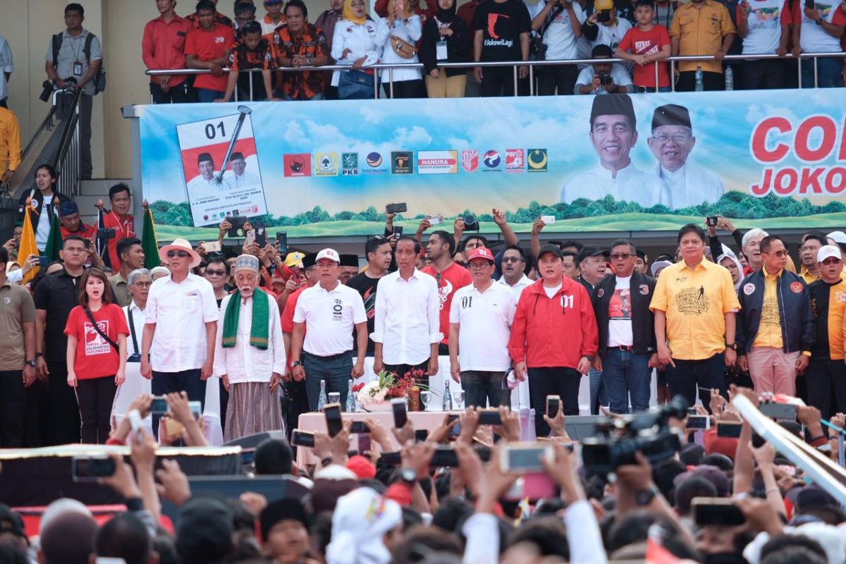 Jokowi tunjukkan tiga kartu kepada massa pendukungnya di Banten