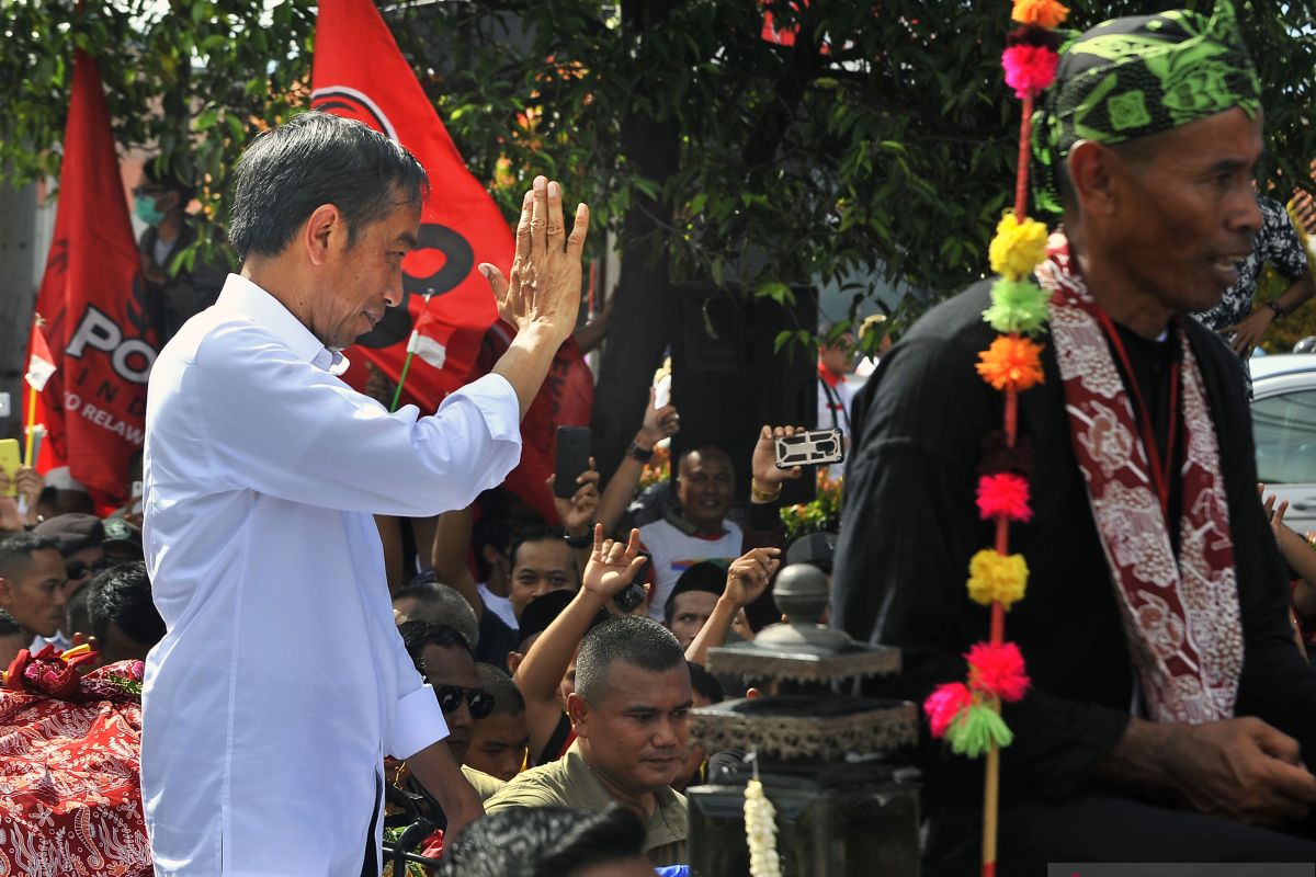 Jokowi sapa ribuan pendukungnya di Stadion Maulana Yusuf Serang