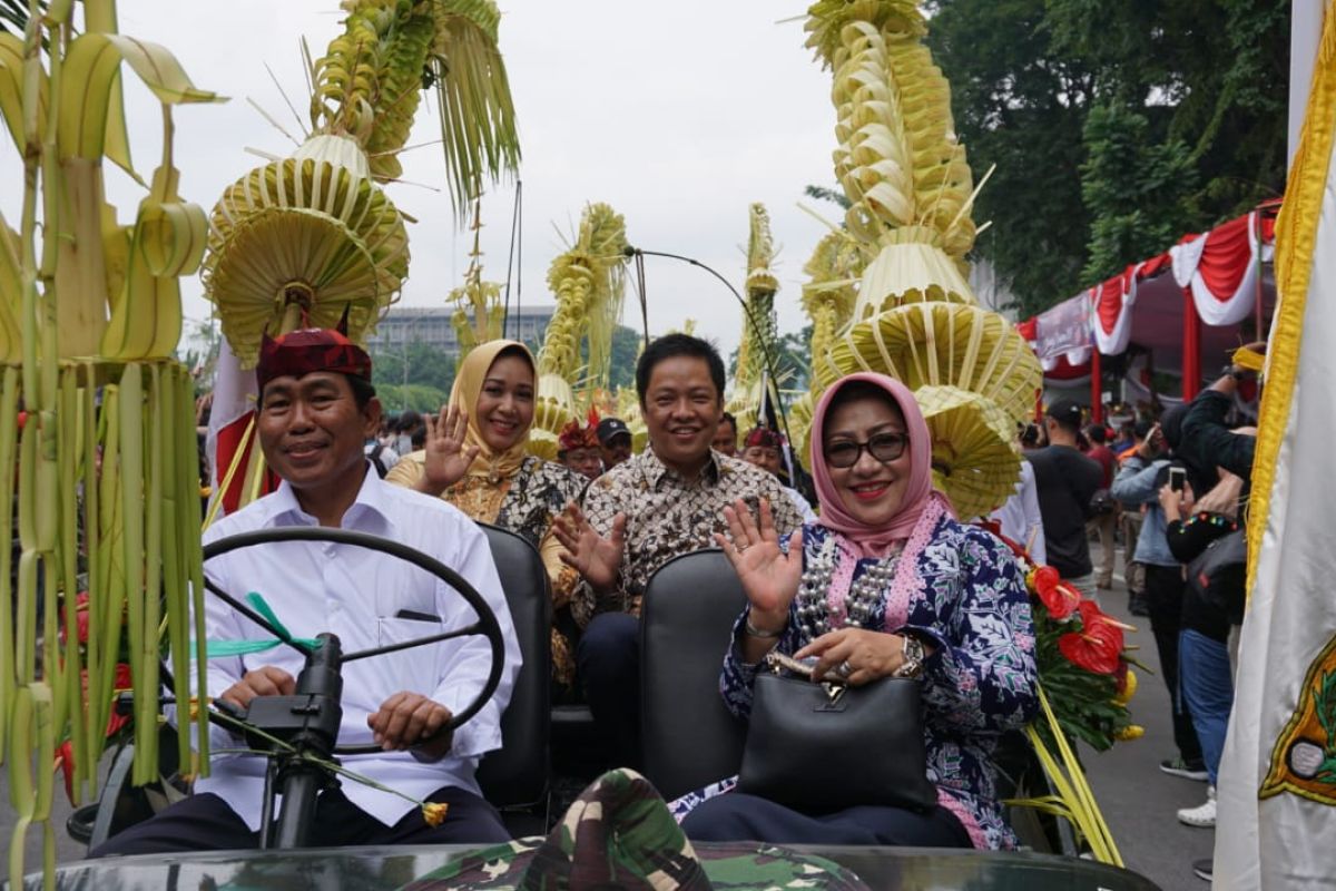 Kendarai Jeep, Wali Kota Mojokerto Ikuti Parade Surabaya Vaganza2019