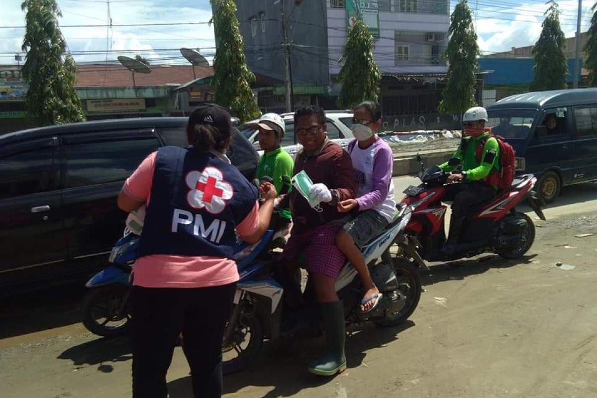 PMI bagikan masker di lokasi bencana banjir Sentani