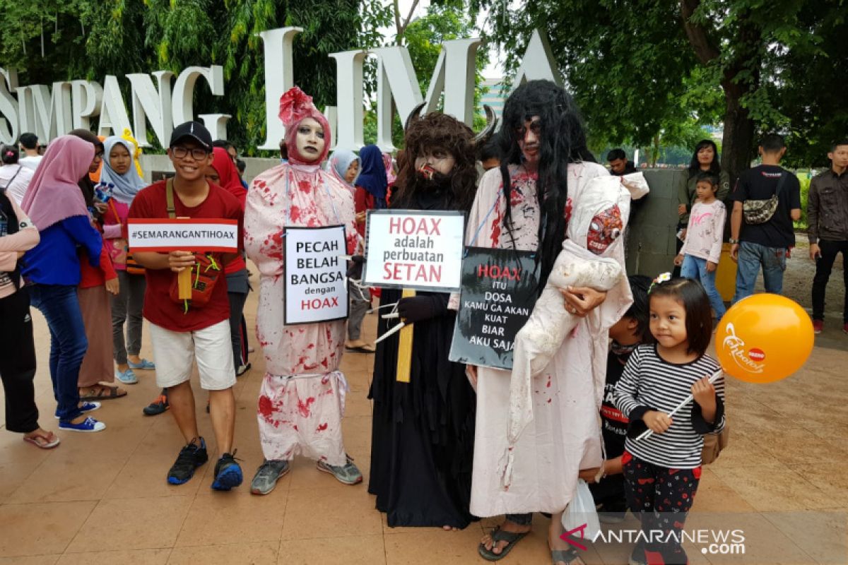 Kelompok Milenial Semarang berkostum hantu kampanye antihoaks