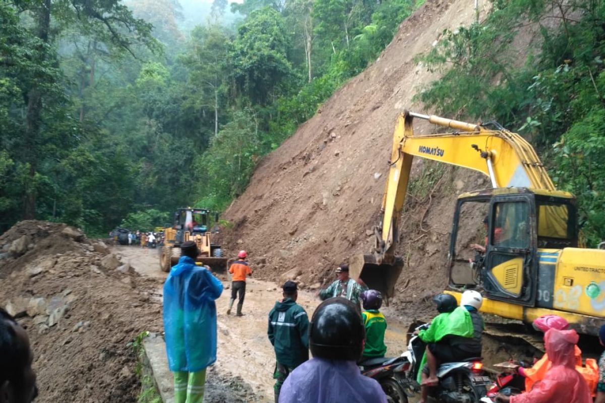 Petugas terapkan buka-tutup di jalur Piket Nol Lumajang akibat longsor