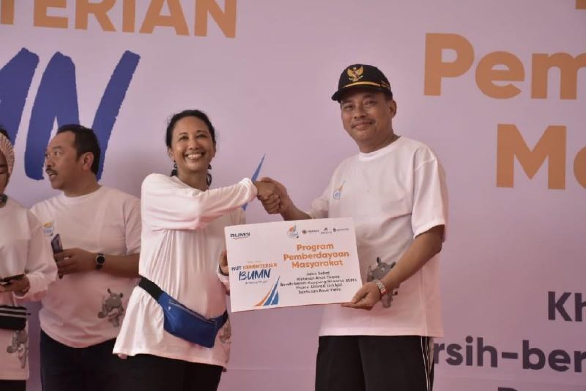 Menteri BUMN serahkan bantuan Program Pemberdayaan Masyarakat di Tebing Tinggi