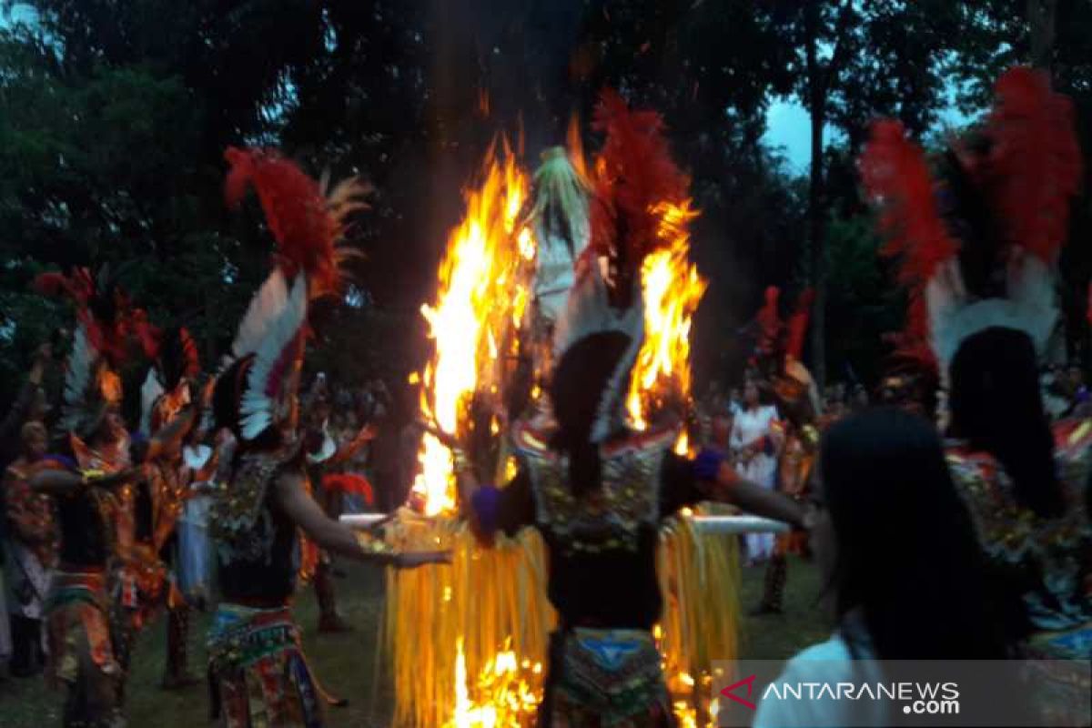 Warga rawat NKRI dengan selamatan di Gunung Tidar