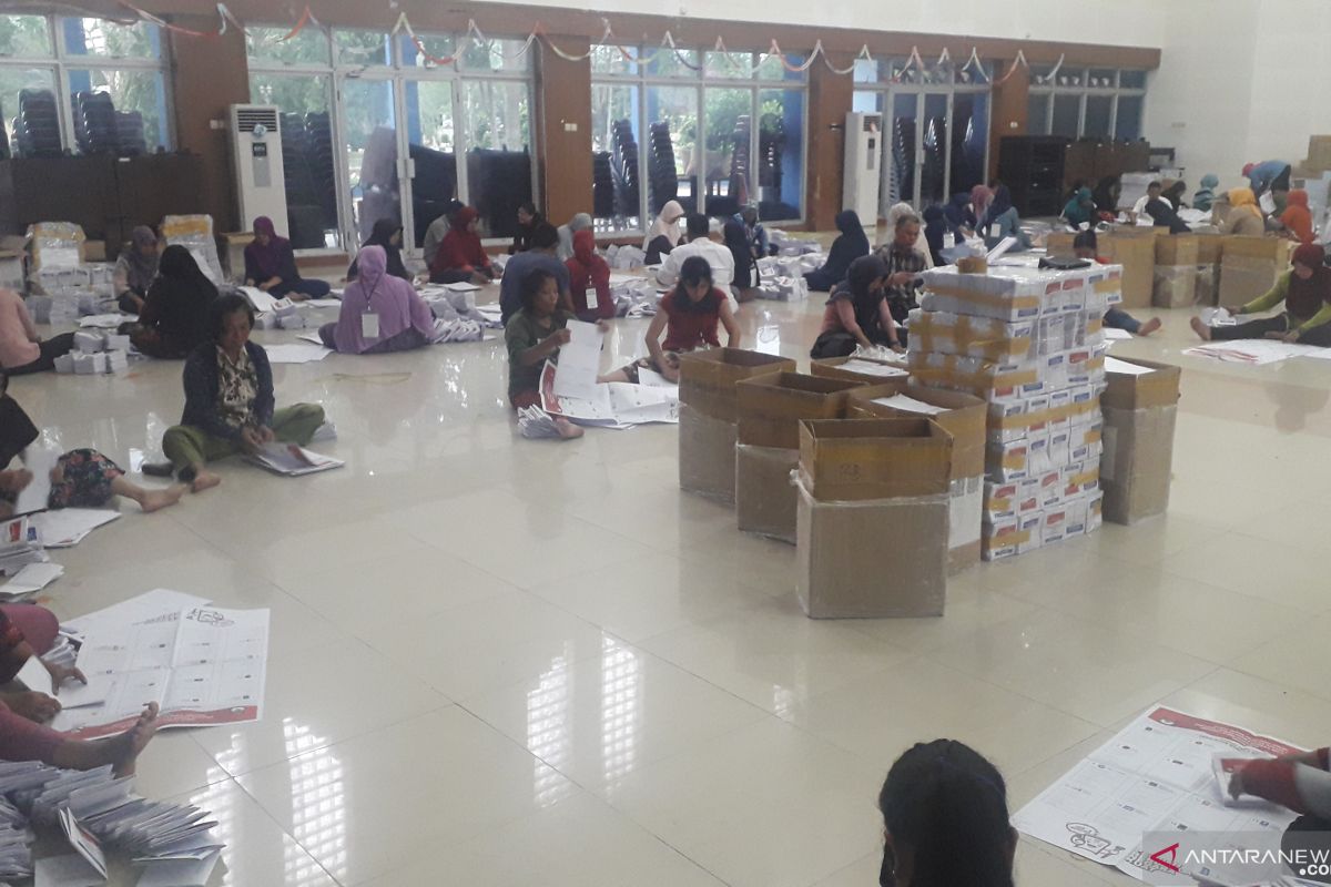 KPU Bangka Tengah libatkan 165 tenaga pelipatan dan penyortiran surat suara