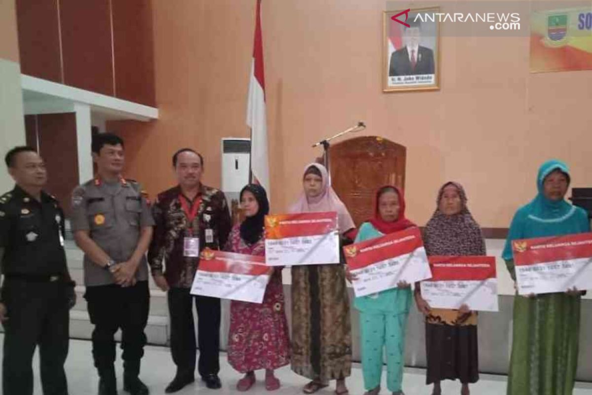 Pemkab Bekasi beri bantuan 102.589 keluarga pra sejahtera