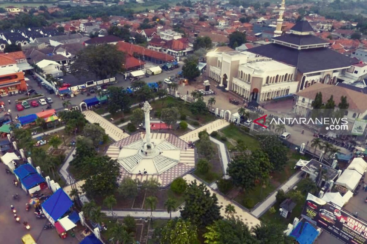 Penataan Alun Alun Karawang-Jabar diintegrasikan dengan Masjid Agung