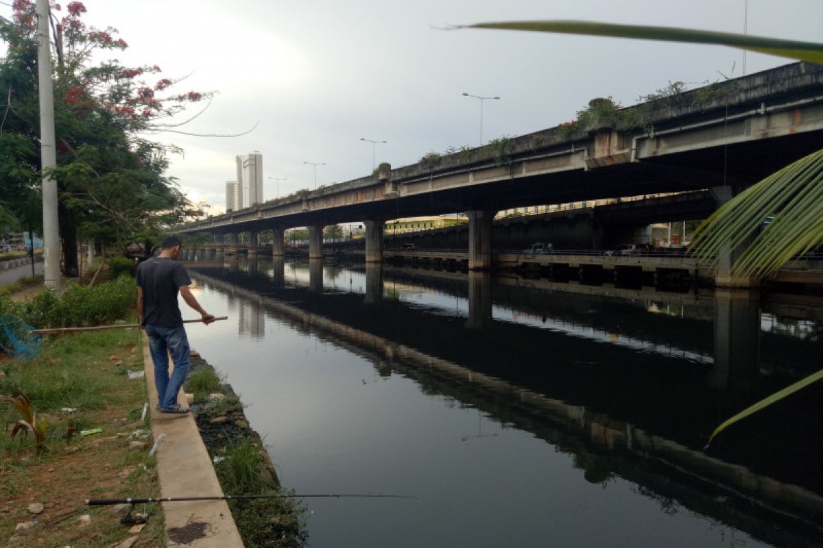 Sudin Lingkungan Hidup Jakut selidiki potensi pencemaran Kali Ancol