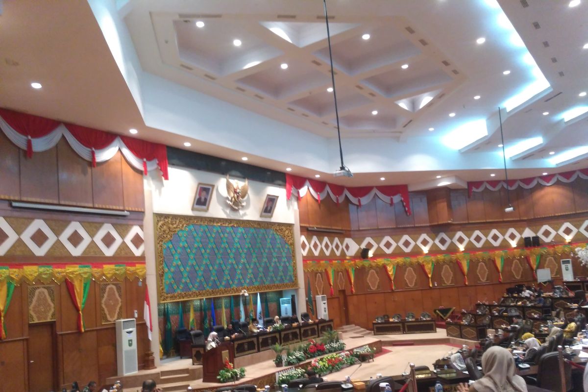 65 Anggota DPRD Riau yang dilantik bakal dapat pin emas