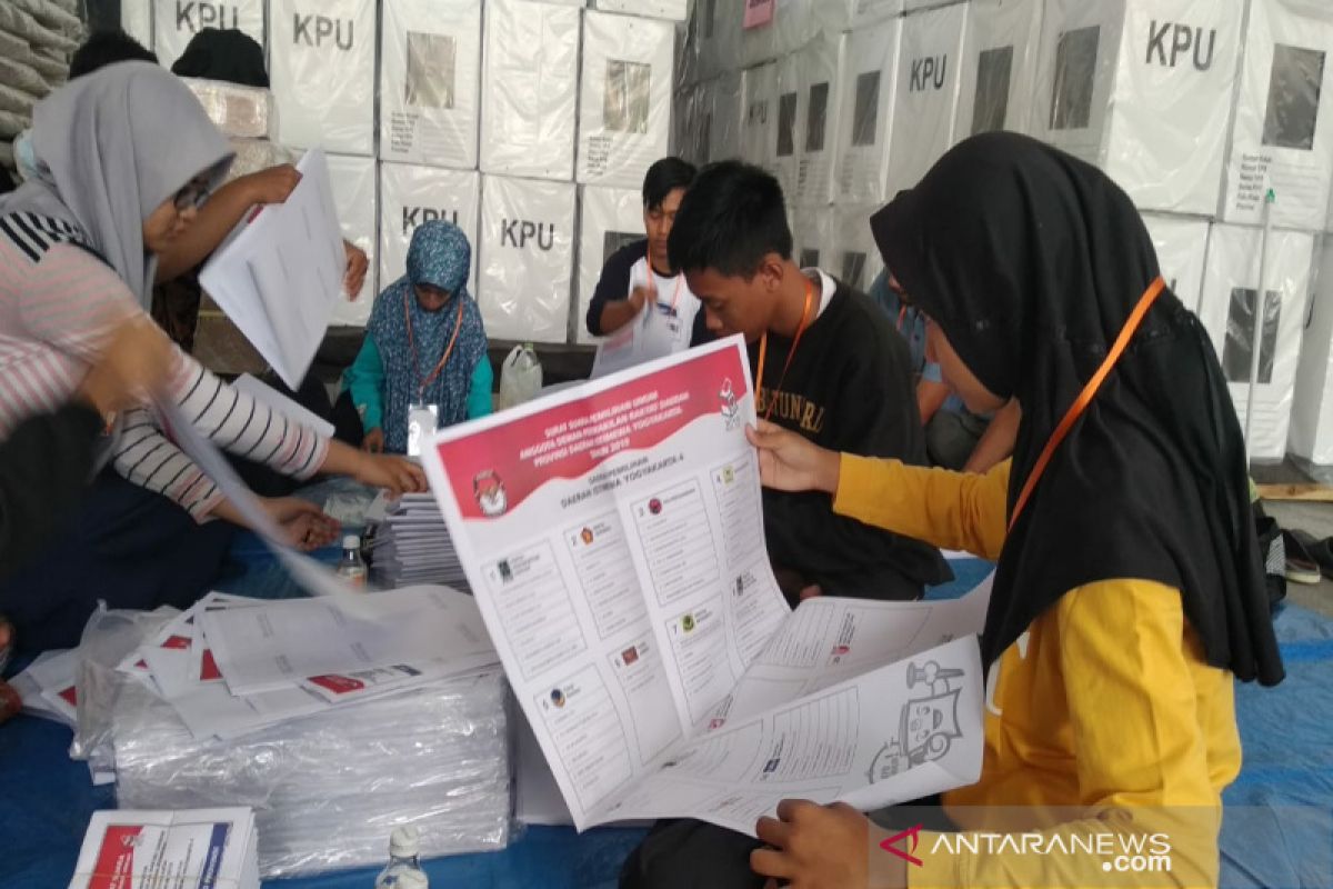 KPU Kulon Progo melakukan pelipatan surat suara DPRD